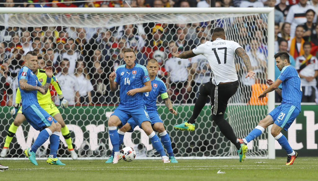 Jerome Boateng anotó el primer gol de Alemania en su partido de octavos de final, ante Eslovaquia. (AP)