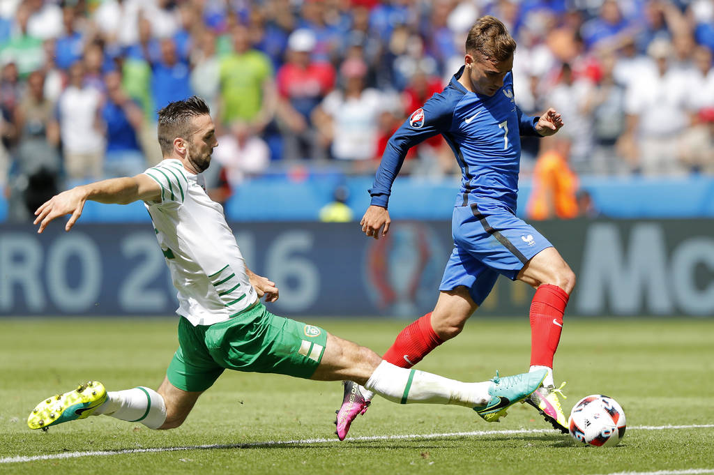 Griezmann anotó los dos goles con los que Francia le pudo dar la vuelta al marcador para derrotar a Irlanda. Griezmann da pase al anfitrión