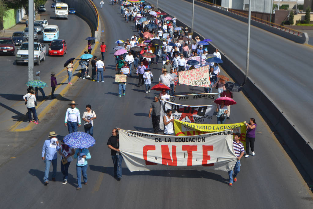 Rechazo. Profesores, enfermeras, médicos y diversas organizaciones de la sociedad civil marcharon ayer por las calles de La Laguna para pronunciarse en contra de la Reforma Educativa. (EL SIGLO DE TORREÓN)