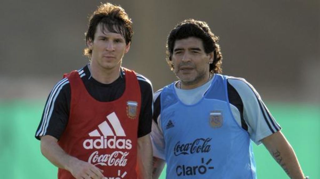 'Dejaron solo a Messi y yo no lo quiero dejar solo. Por eso quiero hablar con él: para luchar contra todos los que los dejaron solo, del primero al último dirigente”, afirmó Maradona al portal del diario La Nación. (ARCHIVO)