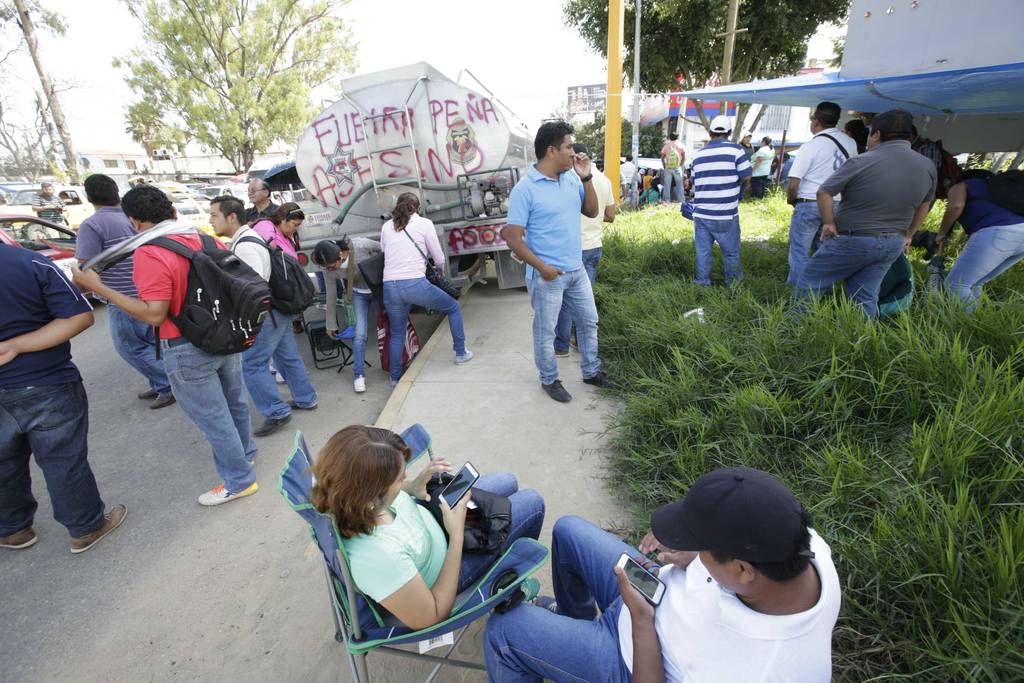 Sin solución. Docentes de la CNTE realizan bloqueos en el cruce hacia el aeropuerto de Oaxaca.