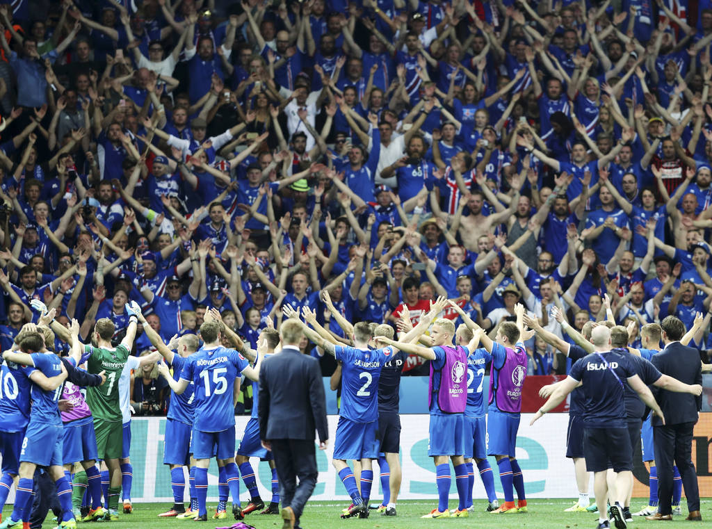 
Los jugadores de Islandia agradecen a sus seguidores con una rutina de aplausos que ambos comparten. 

