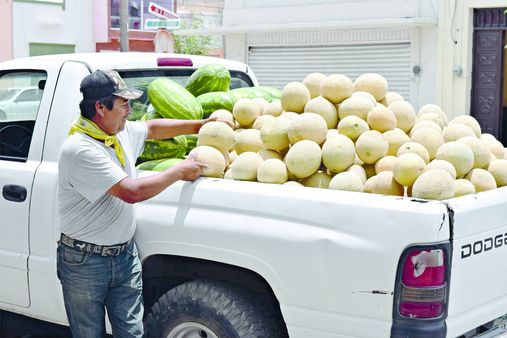 Cosecha. A José Luis ayer no le recibieron su cosecha, por lo que decidió vender a granel la fruta en el Centro de San Pedro. (EL SIGLO DE TORREÓN)