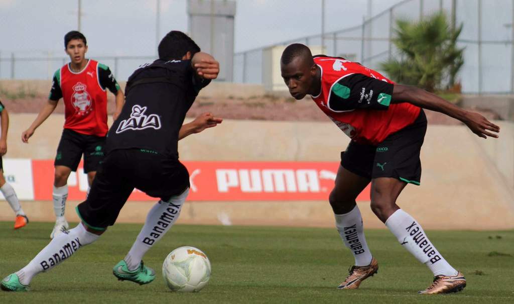 El refuerzo colombiano Andrés Murillo (derecha), poco a poco se ha ido adaptando a los Guerreros de cara al Apertura 2016 de Liga MX. (Cortesía Santos)