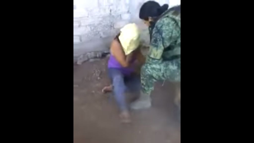 El pasado abril se difundió en las redes sociales un video en el que se ve cómo miembros de las fuerzas federales torturan a una mujer, encañonándola y poniéndole una bolsa en la cabeza. (ESPECIAL) 

