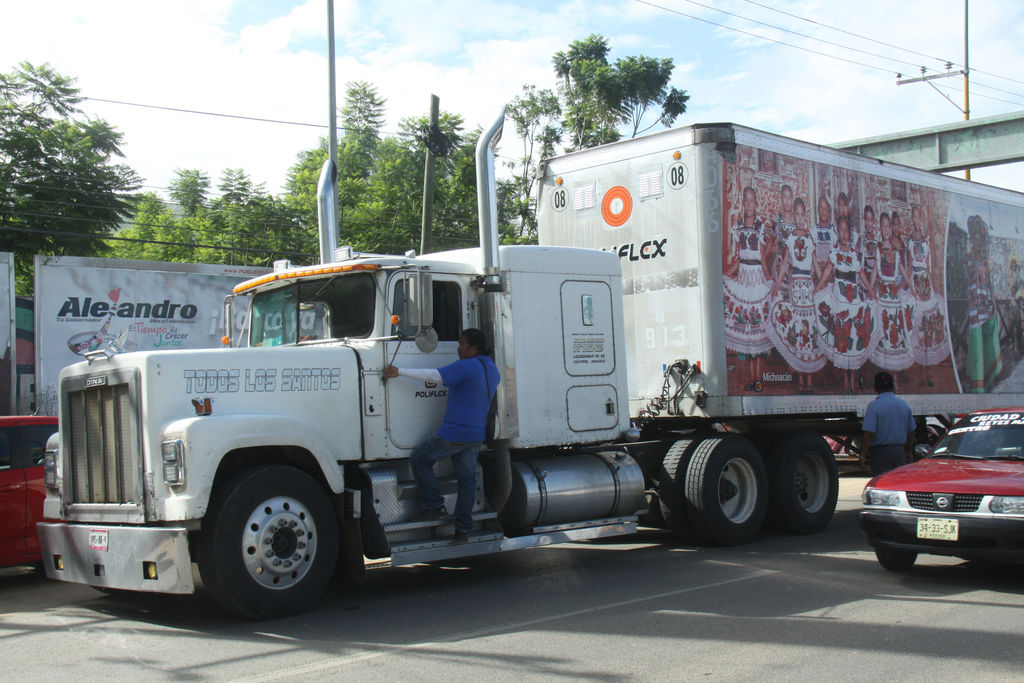 Los bloqueos en municipios como Tuxtla Gutiérrez, San Cristóbal de Las Casas, Comitán, Arriaga, entre otros, causan que en más de 40 estaciones se esté racionando el vender combustible. (ARCHIVO)