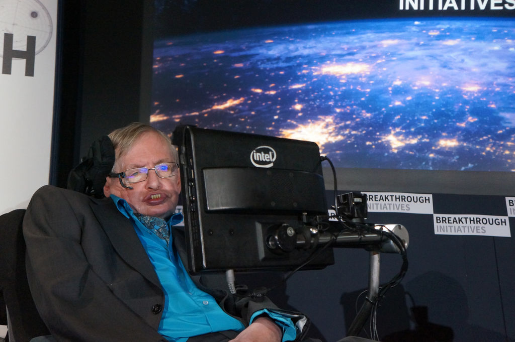Hawking dijo el sábado durante el programa 'Larry King Now' que está preocupado por el hacinamiento. (ARCHIVO)
