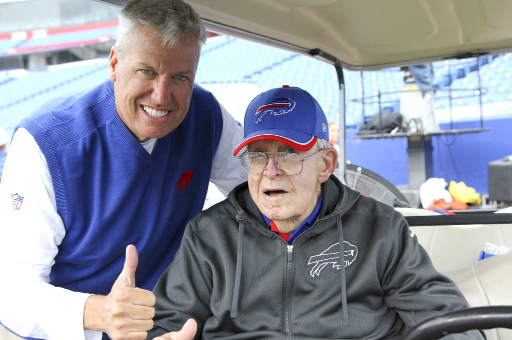 El coach de los Bills de Buffalo Rex Ryan (i) junto a su padre, Buddy Ryan, durante un partido de la temporada 2015 de la NFL. Muere Buddy Ryan, legendario coach