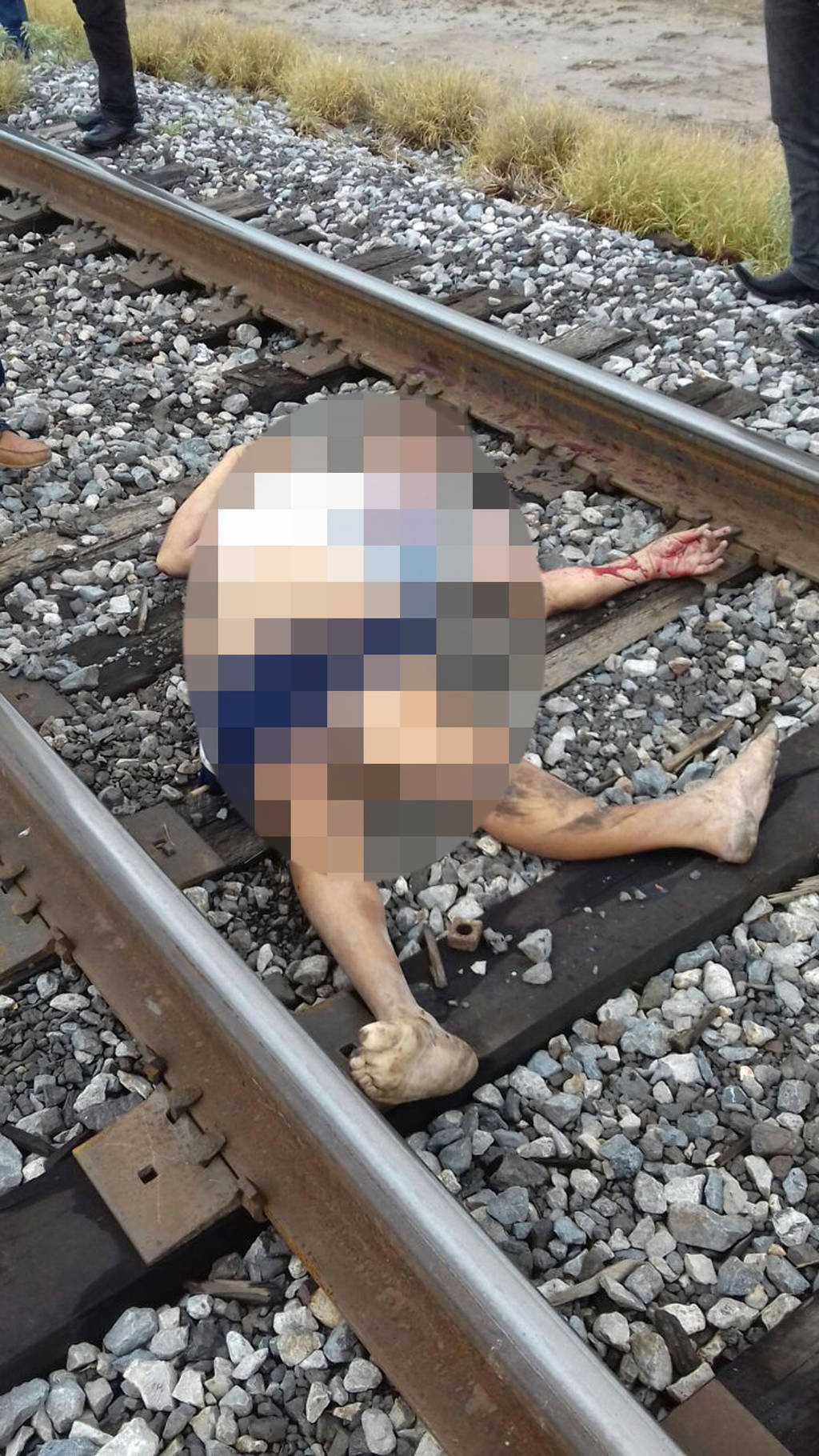 Sin vida. El cuerpo se encontraba sobre las vías del tren, presentaba dos fracturas en brazo y pierna izquierda. (EL SIGLO DE TORREÓN) 