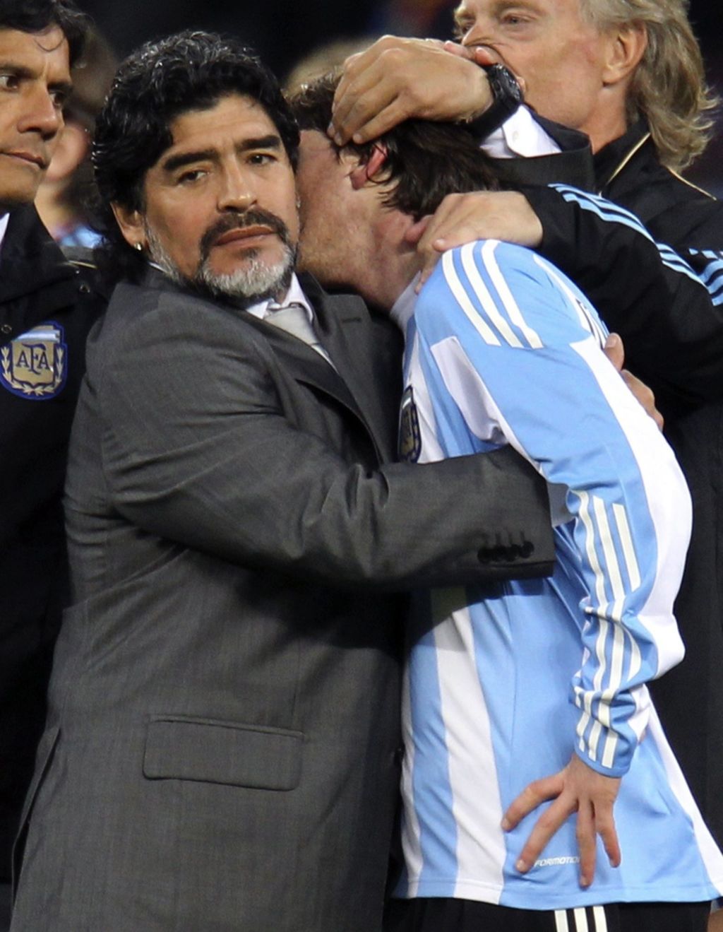 Maradona consuela a Messi tras la eliminación de Argentina contra Alemania en el Mundial de Sudáfrica 2010. (EFE)
