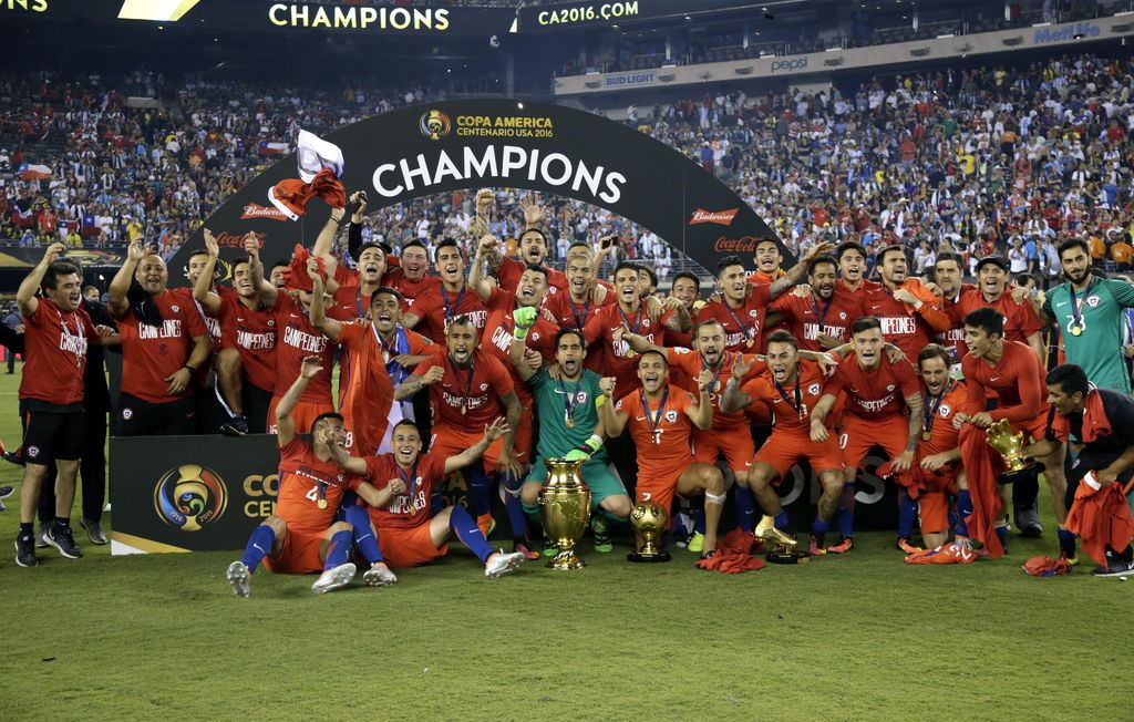 La selección chilena, campeona de la Copa América Centenario, se enfrentaría al campeón de la Eurocopa 2016 en el presente año. (ARCHIVO)
