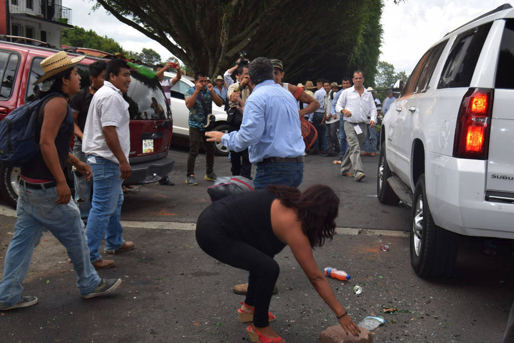 Violentos. Integrantes del Movimiento de los 400 Pueblos lanzaron piedras a los vehículos. (EL UNIVERSAL)