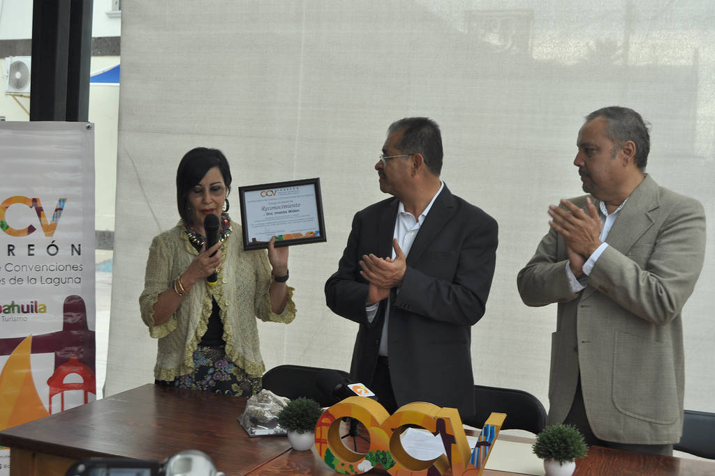 Por el mundo. El presidente de la OCV y el de Canirac Torreón reconocieron la labor de Imelda Widen. (GUADALUPE MIRANDA)