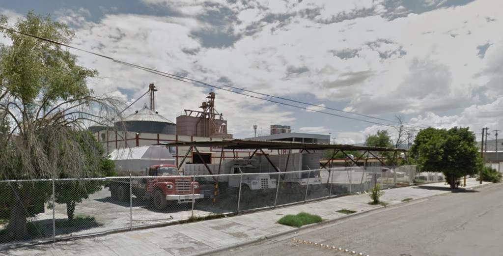 Al filo de las 13:25 horas de ayer miércoles, se recibió el aviso por parte de C-4 sobre una persona sin vida en el interior de la empresa Alimentos Laguna, localizada en calle Guanaceví del Parque Industrial Lagunero. (ESPECIAL) 