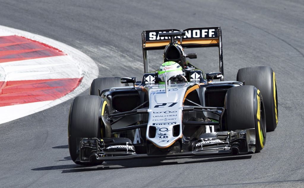 Sergio 'Checo' Pérez conduce su monoplaza en los primeros entrenamientos del Gran Premio de Austria. (EFE)