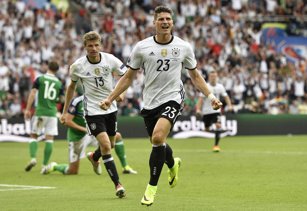 La poderosa Alemania intentará hoy derrotar a Italia para acceder a las semifinales de la Euro 2016. (AP)