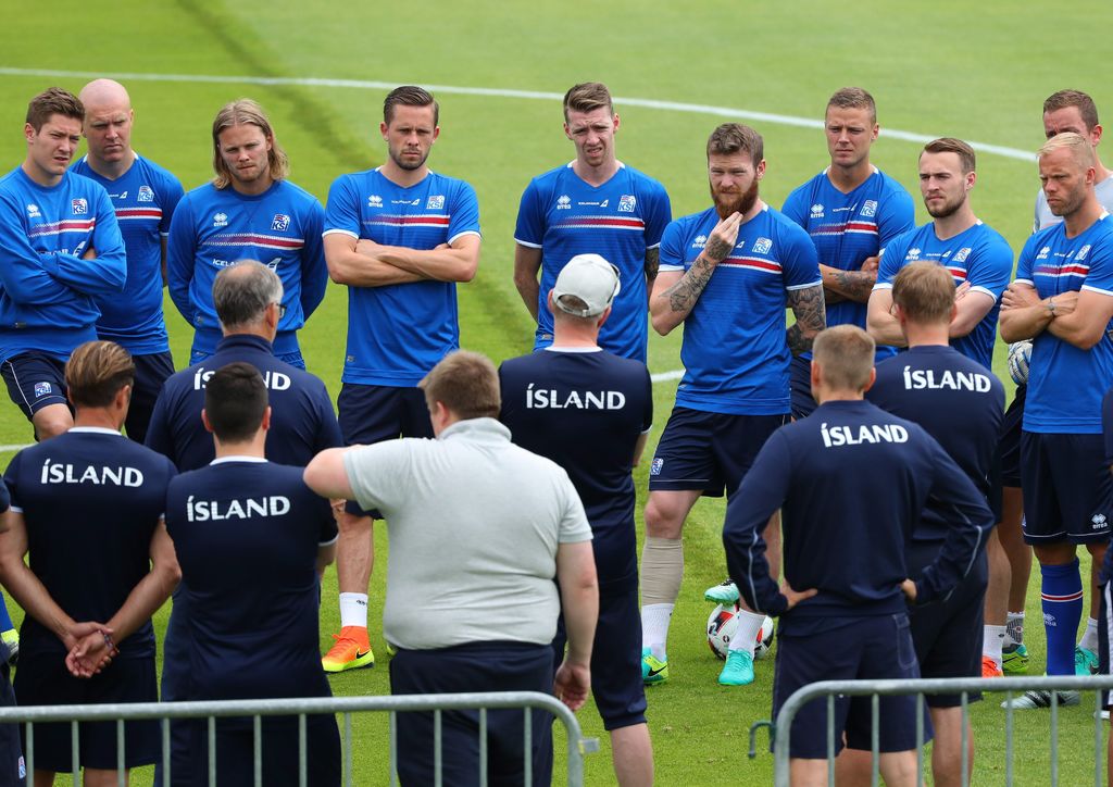 Los islandeses atienden indicaciones del cuerpo técnico en entrenamiento.
