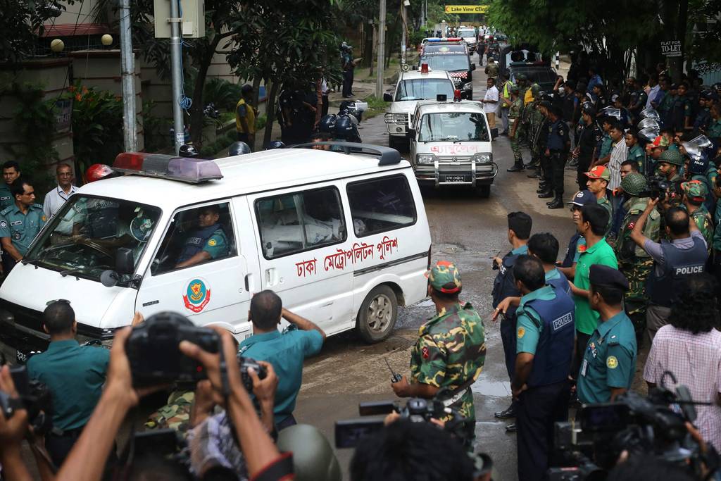 Violento. Varias ambulancias transportaron los restos de los rehenes extranjeros asesinados ayer en Daca.