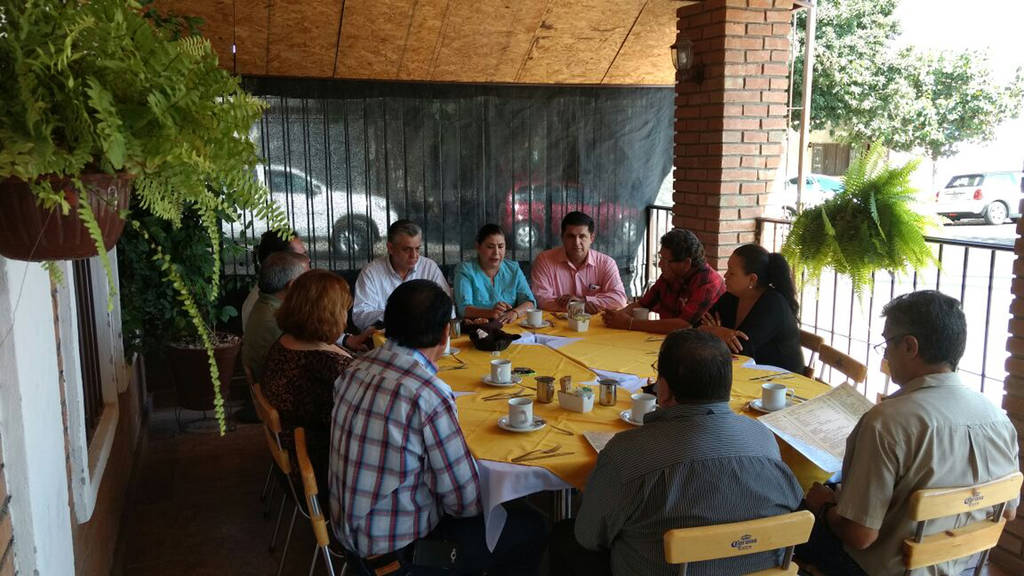Reunión. Regidores y alcalde de Lerdo se reúnen con alcaldesa electa, María Luisa González Achem para planear entrega-recepción.