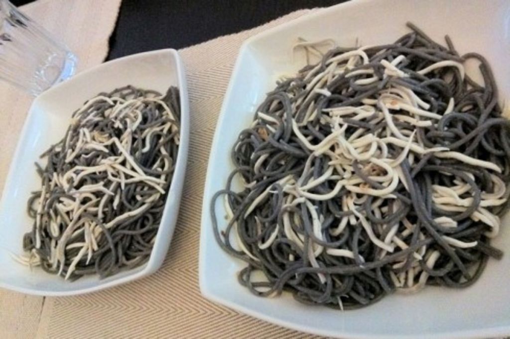 Pasta en blanco y negro con gulas al ajillo