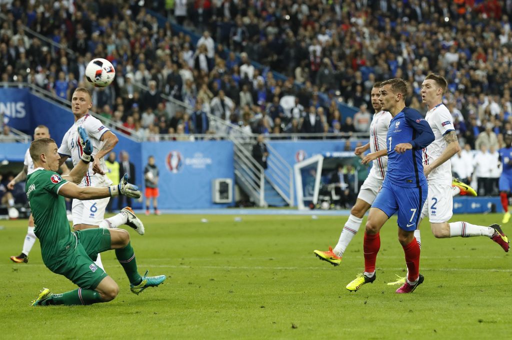 Antoine Griezmann, delantero de la selección francesa, se ha situado como líder en solitario de la clasificación de goleadores de la Eurocopa 2016 con cuatro tantos. Ayer marcó uno de antología ante Islandia. (EFE) 
