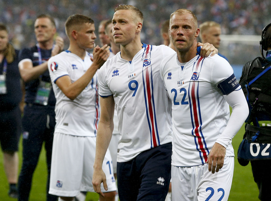 El histórico goleador islandés Eidur Gudjohnsen (d) y Kolbeinn Sigthorsson en el final del encuentro. (EFE) 