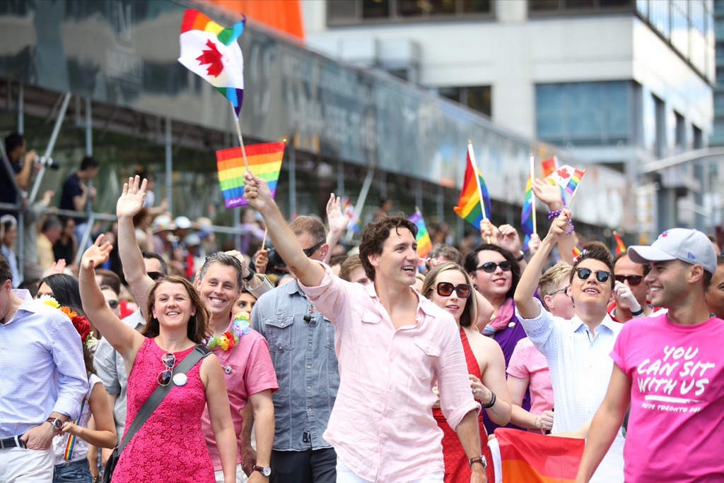 Participa Trudeau en desfile gay