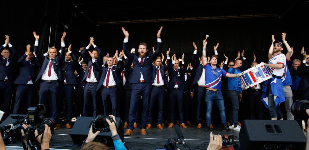 Los jugadores de Islandia y el cuerpo técnico realizaron el ritual de los aplausos a su llegada a Reykjavik, la capital del país, acompañados por su afición. (AP)