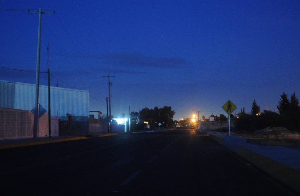 Falta luz. En algunos tramos del bulevar Cipreses faltan luminarias y por las noches se encuentran oscuras. (ARCHIVO)