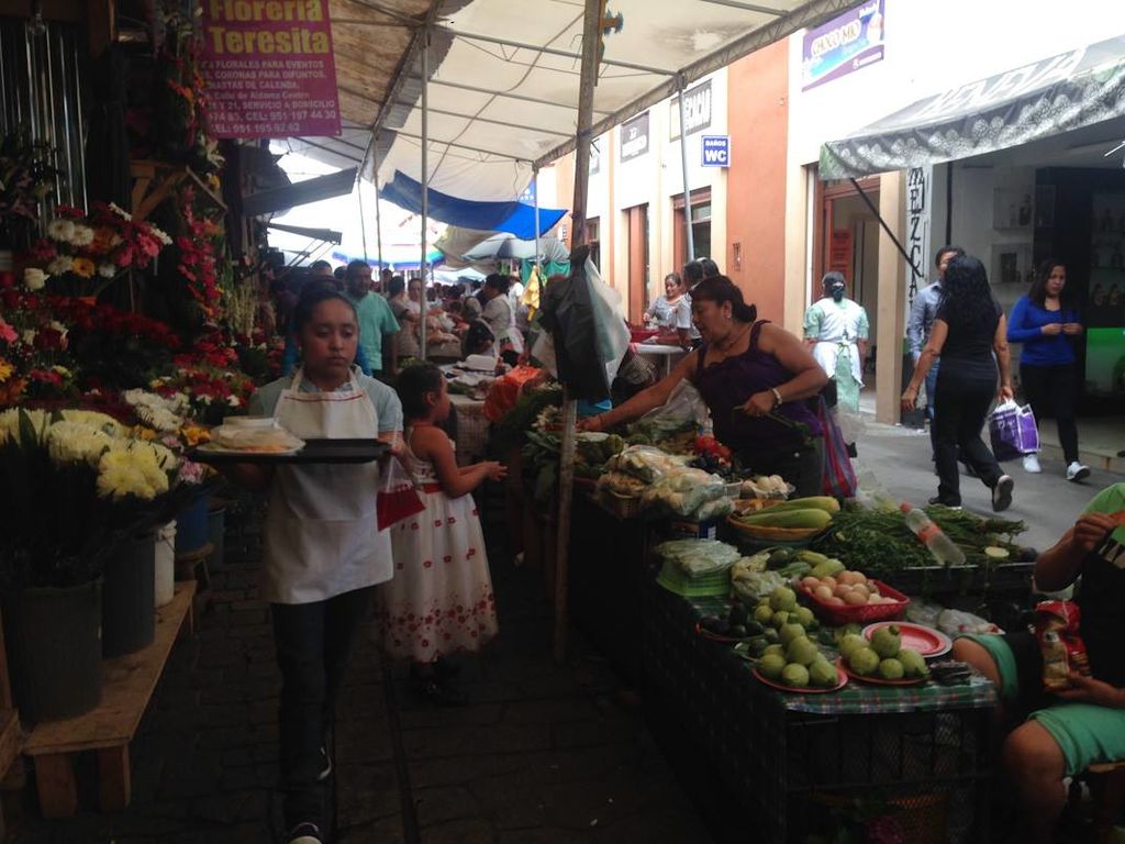 Fotografías de medios locales exponen que no hay desabasto en Oaxaca. (AGENCIA SUBVERSIONES) 