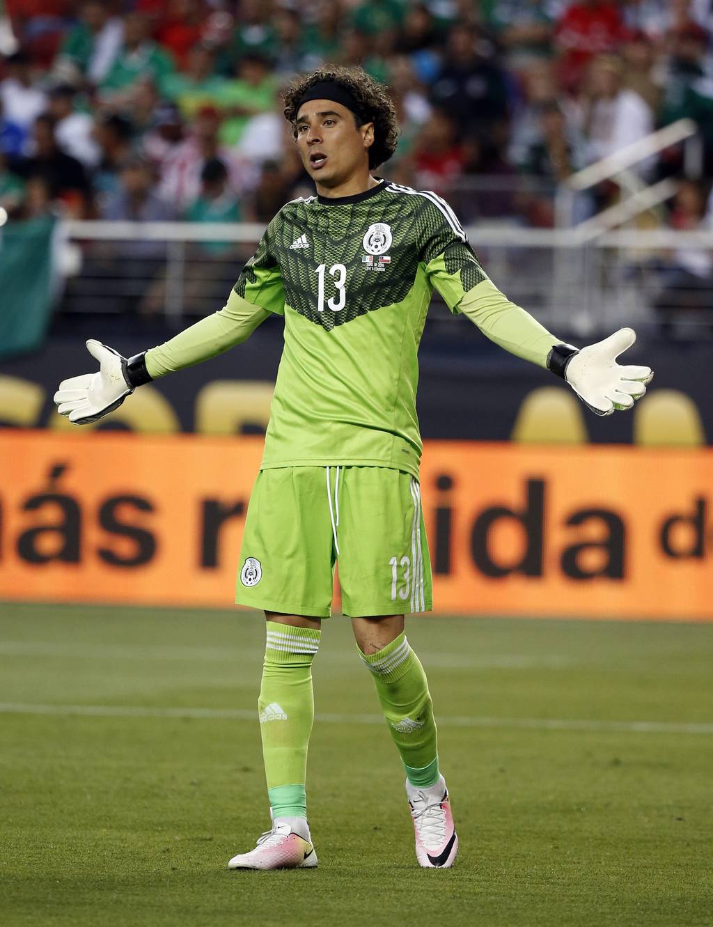 Guillermo Ochoa atajó en la goleada de Chile ante México. Guillermo Ochoa, presa de redes sociales