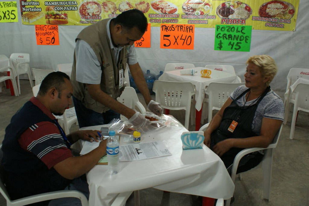 Sin problemas. Vendedores de alimentos de la Feria han cumplido con las normas sanitarias impuestas por la Coprised. (ARCHIVO)