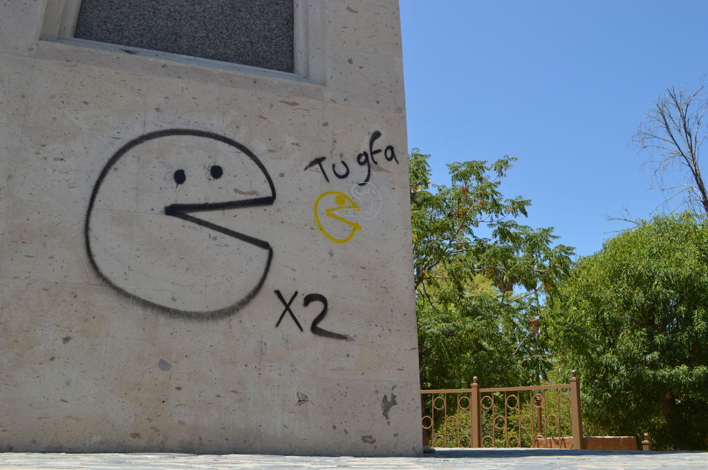 Ciudadanos denunciaron la aparición de rayones de grafiti en la base del monumento. (EL SIGLO DE TORREÓN)