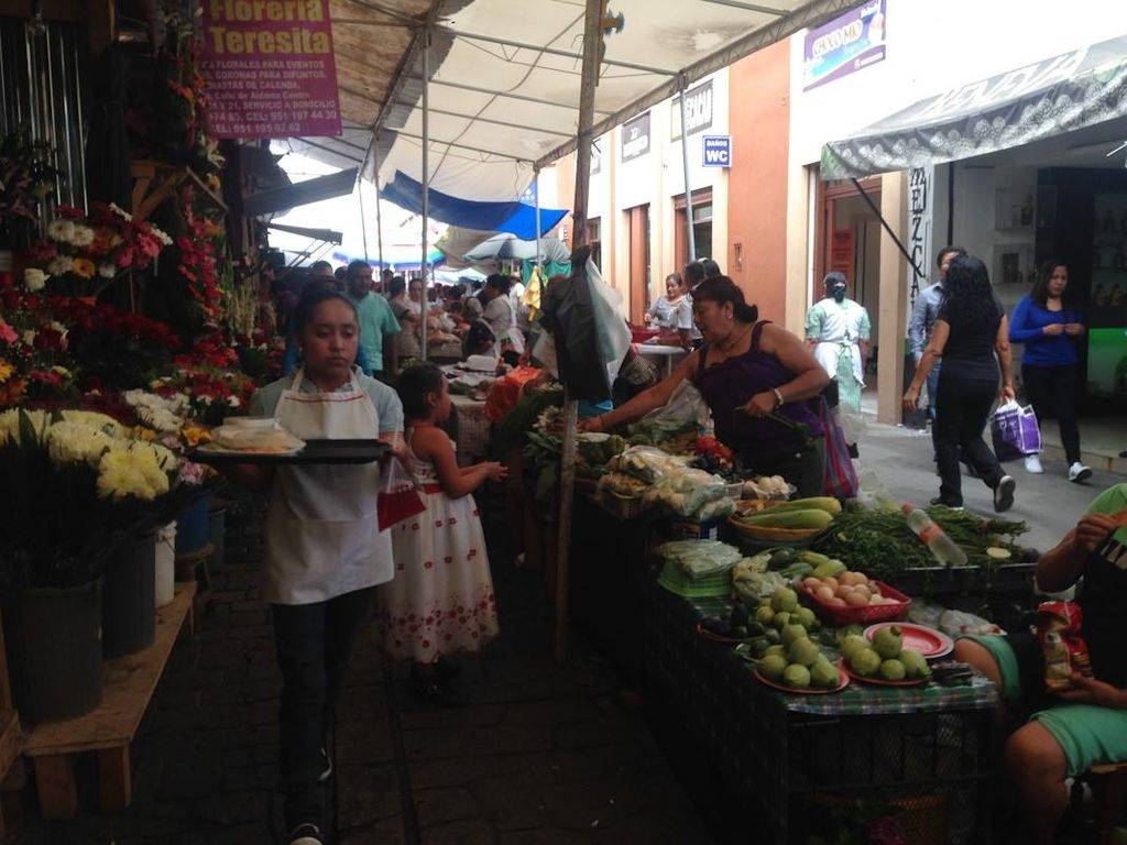 Evidencias. Fotografías de medios locales exponen que no hay desabasto en Oaxaca. 
