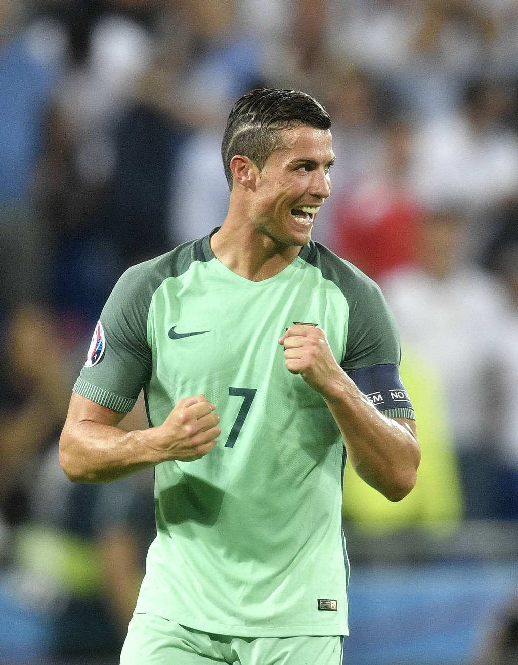 Pese a no brillar tanto en el torneo, Cristiano Ronaldo podría ganarle a Messi este año el Balón de Oro. (AP)