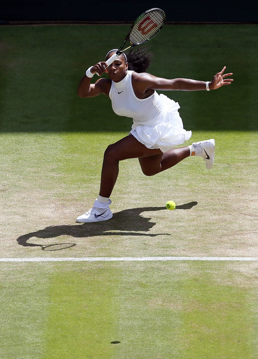 Serena Williams, número uno de la WTA, manifestó su sorpresa por llegar a otra final de Wimbledon. (AP)