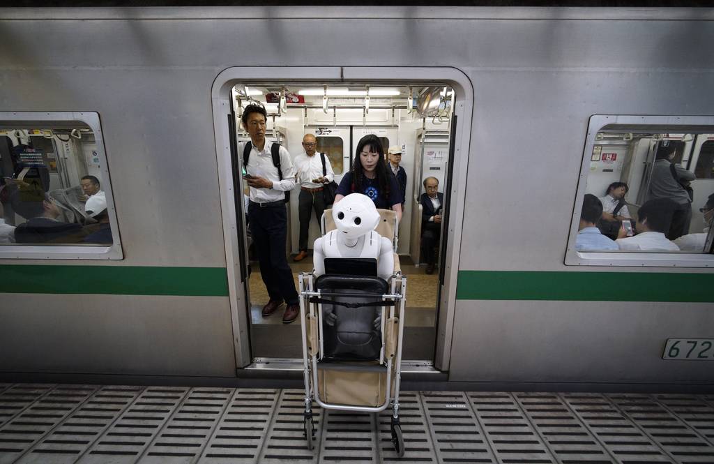 Futuro cercano. Para la japonesa Tomomi Ota vivir con Papper, su robot, es parte de su cotidianidad .