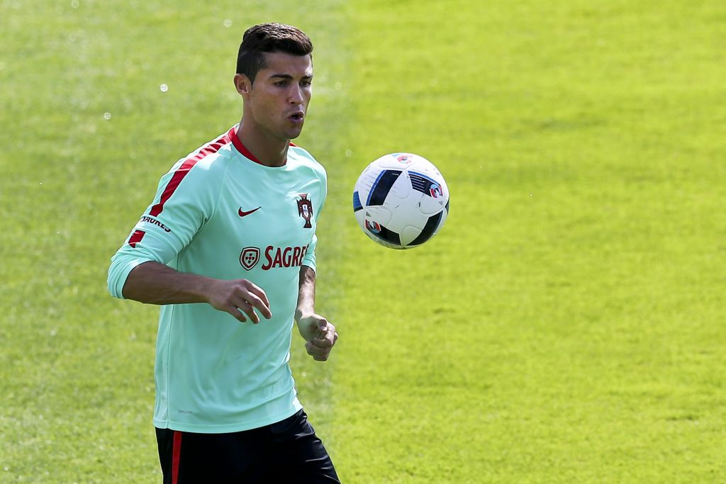 Cristiano Ronaldo entrena para el enfrentamiento de la gran final de la Eurocopa ante Francia. (EFE)