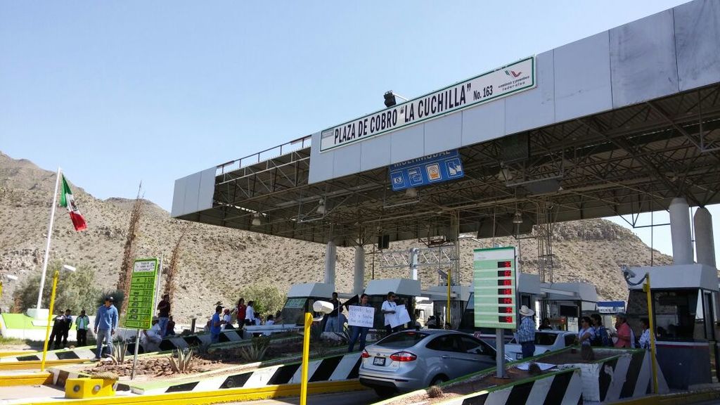 Tomaron la caseta de cobro de la Autopista Torreón-Saltillo, en el área conocida como La Cuchilla, en apoyo al movimiento magisterial del sur del país. (EL SIGLO DE TORREÓN)