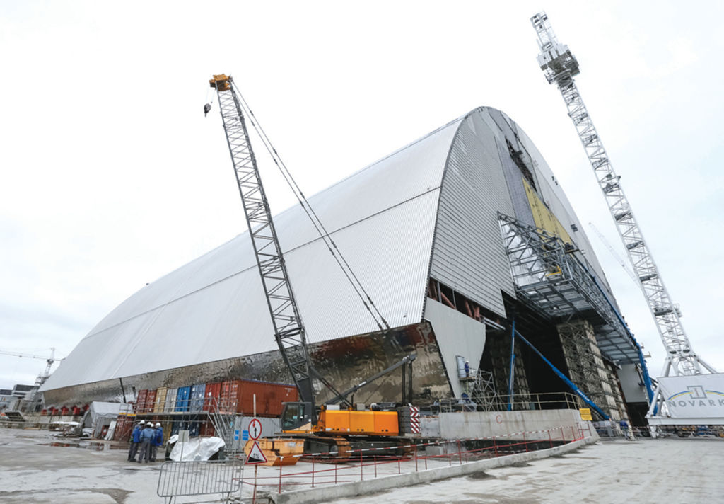 Construcción de la estructura del nuevo con namiento de seguridad en el sitio del reactor nuclear de Chernóbil (2016). Foto: CBC News