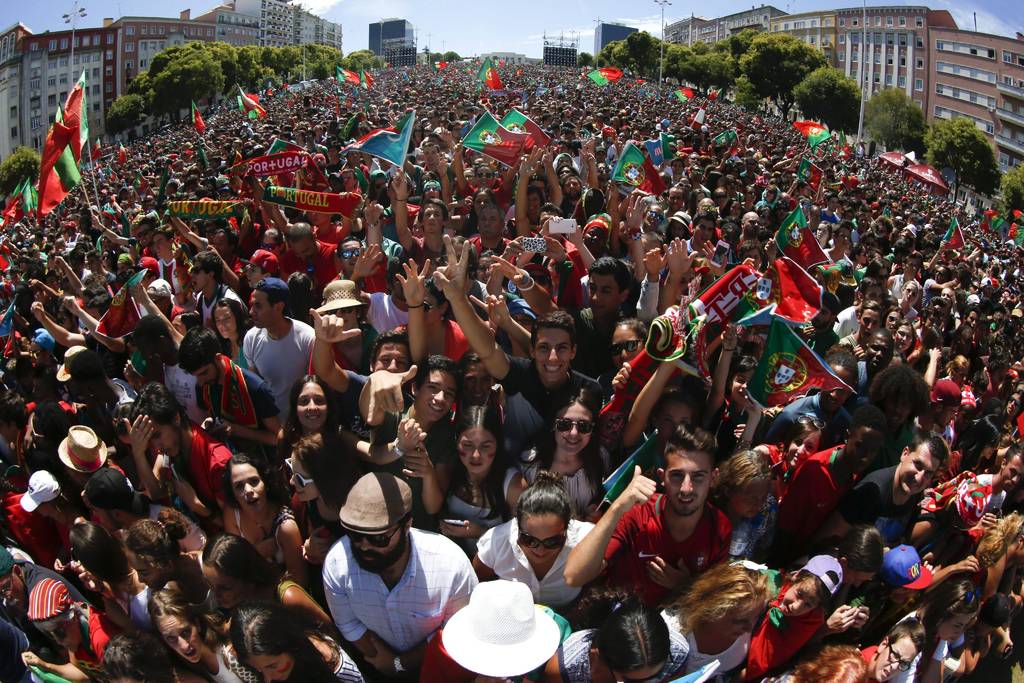 Miles de seguidores de la selección portuguesa durante las celebraciones en la Alameda Dom Afonso Henriques de Lisboa, Portugal. (AP)