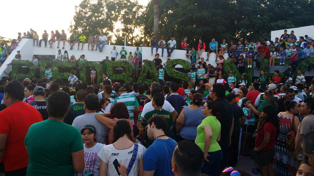 Cientos de aficionados santistas visitaron también la exhibición de las Fuerzas Armadas de México. (René Arellano)