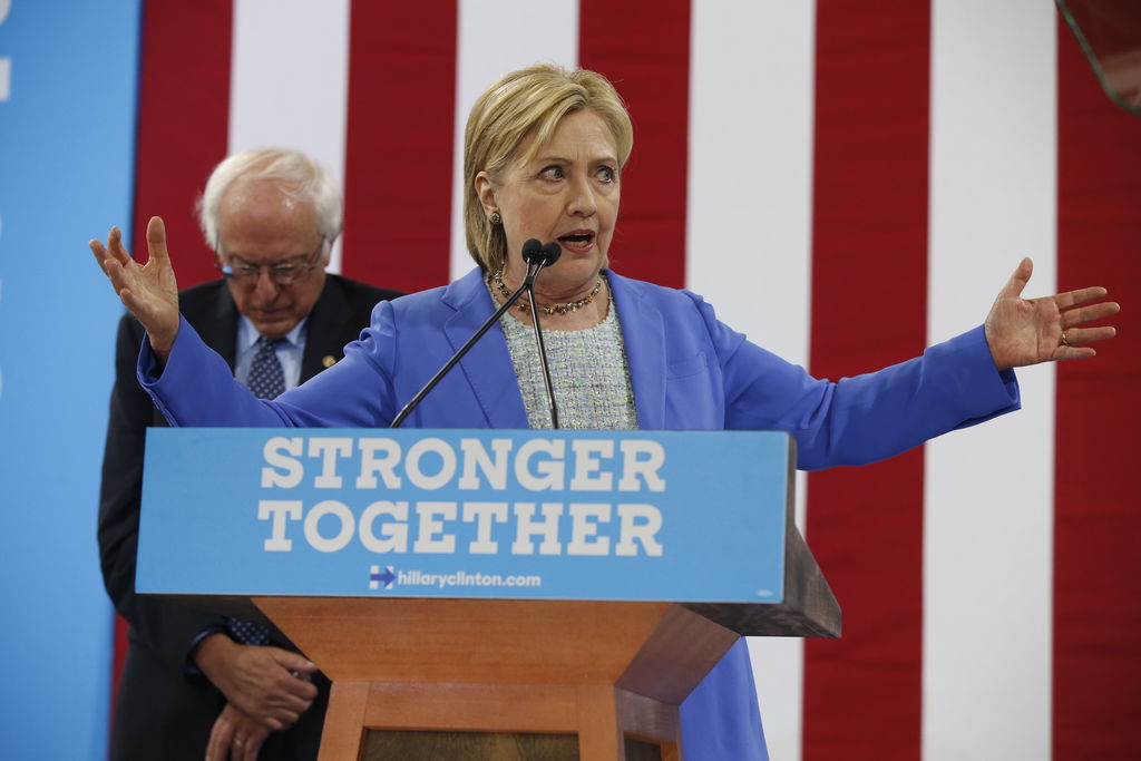 Clinton agradeció el apoyo del legislador y reconoció su labor en la campaña. (AP)