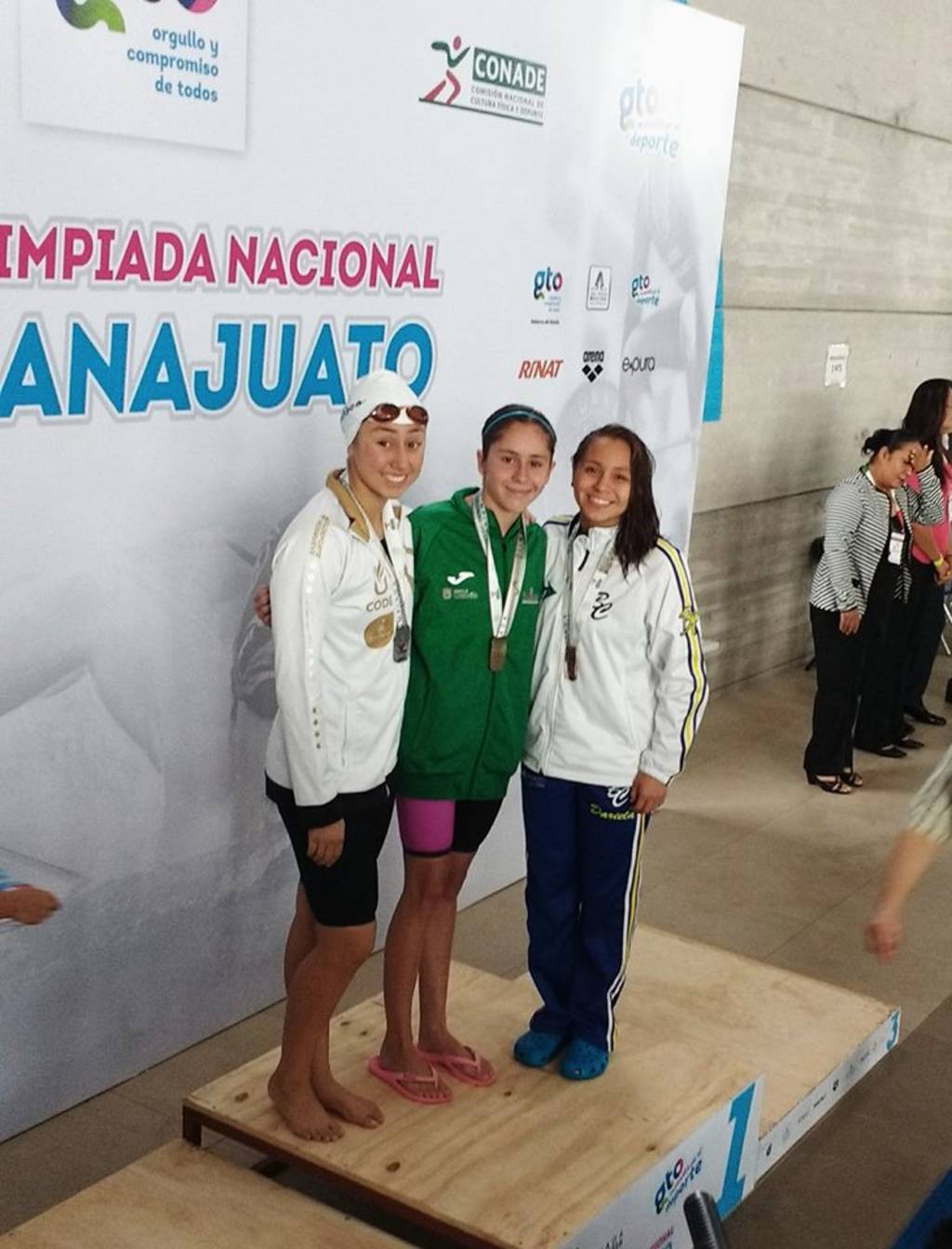 La nadadora Priscila Camila de la Peña Schott (centro) se quedó con la medalla de oro en la prueba de 200 metros estilo mariposa. (Inedec)