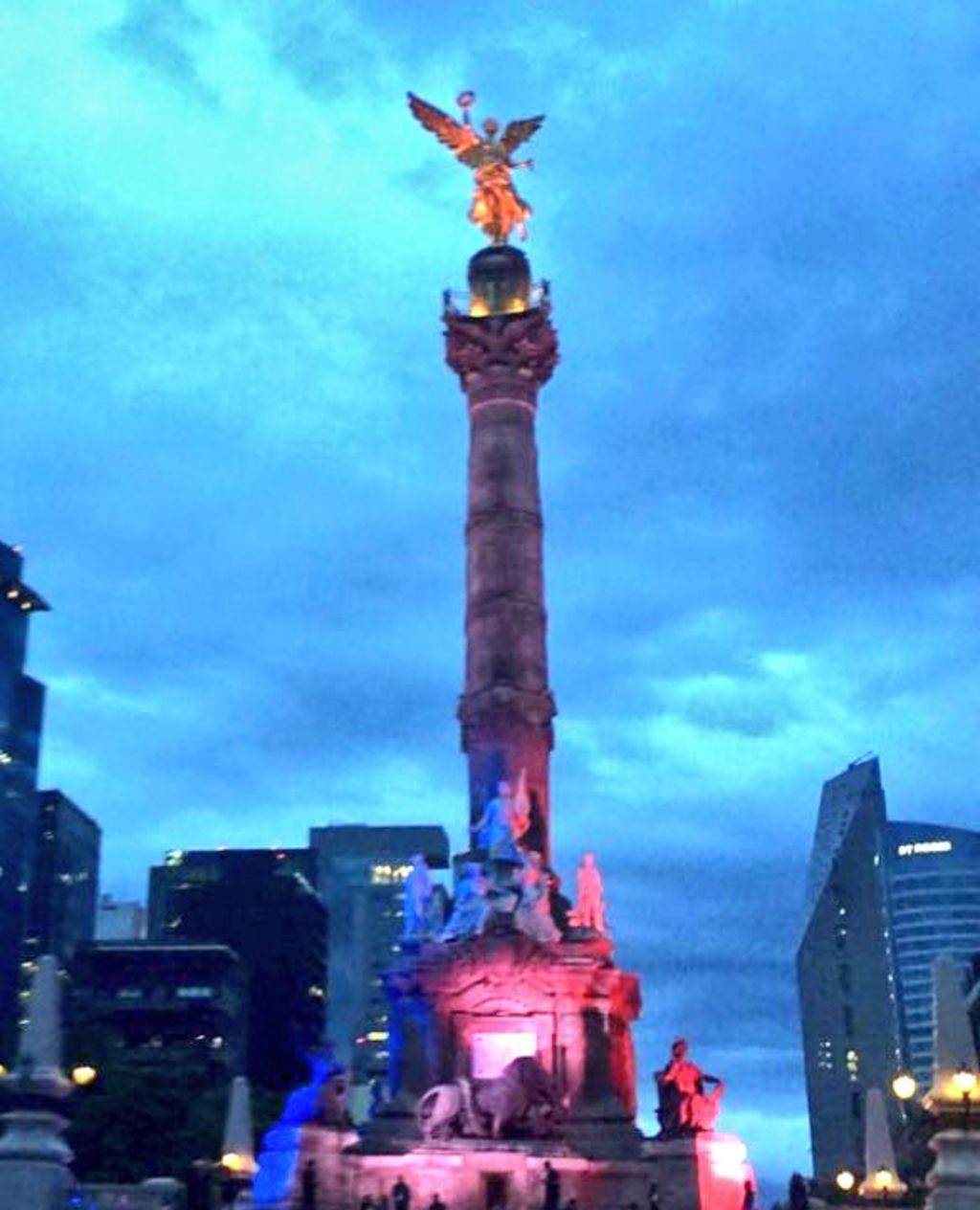 El gobierno de la Ciudad de México iluminó al Ángel de la Independencia con los colores de Francia en solidaridad a las víctimas de Niza.  (TWITTER)