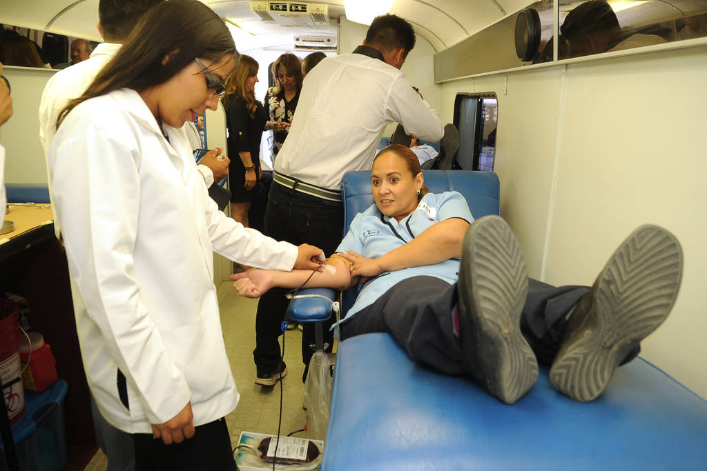 Campaña. Más de 50 trabajadores de la empresa Peñoles donaron sangre. (Ramón Sotomayor)