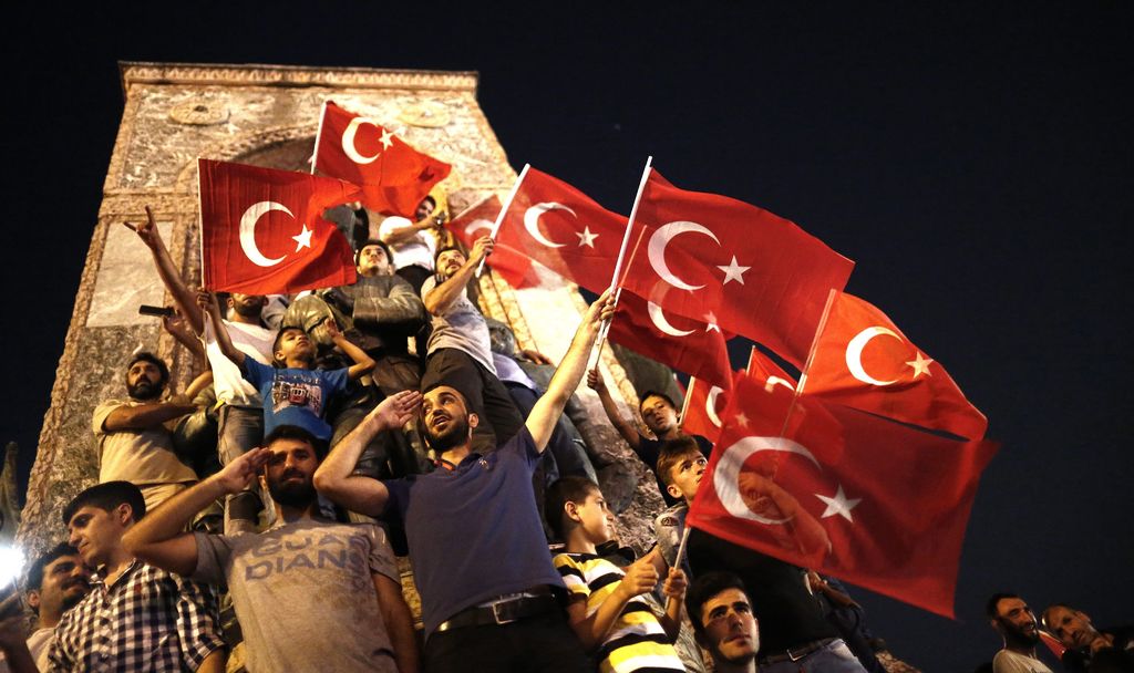 Seguidores del presidente turco Recep Tayyip Erdogan le demuestran su apoyo. (EFE)