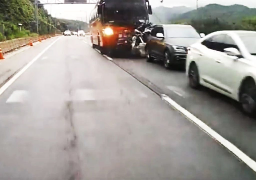 El brutal accidente se registró en una autopista de Corea del Sur. (YOUTUBE)