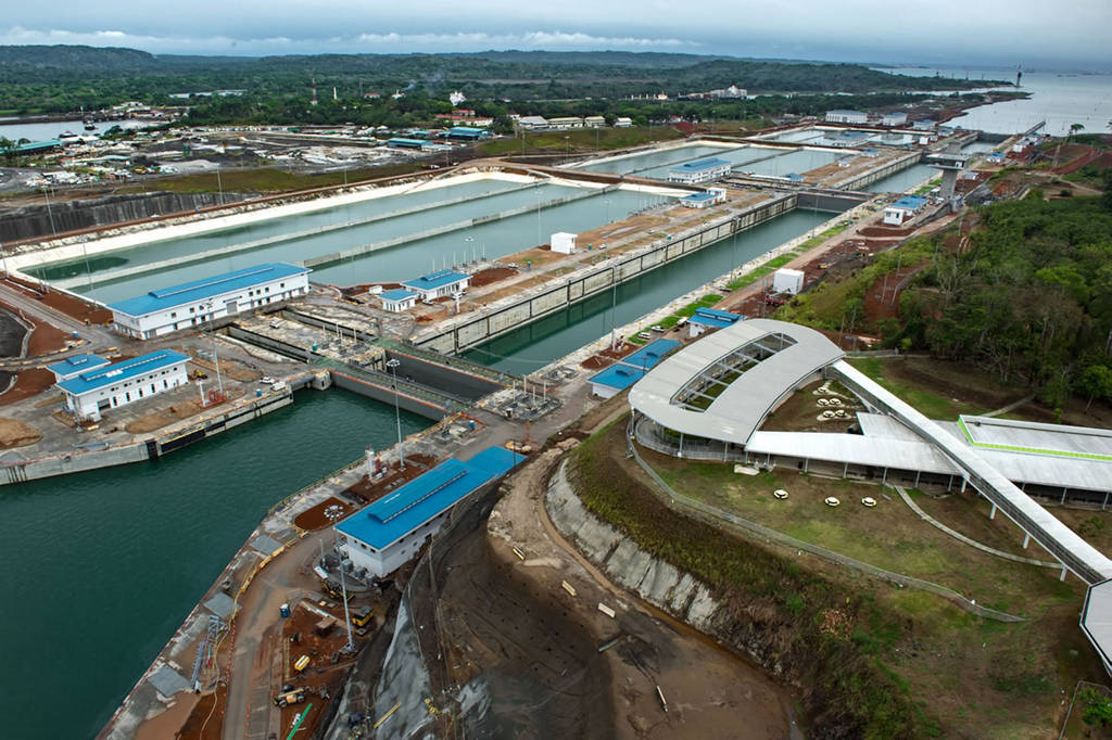 Buque. El buque chino portacontenedores Cosco Shipping inauguró las nuevas instalaciones del Canal de Panamá, la mayor obra de ingeniería de lo que va del siglo XXI. 