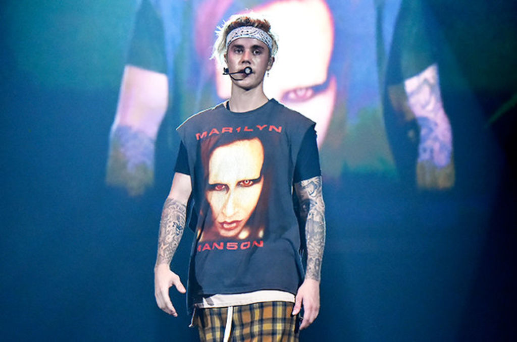 En varios de sus conciertos, el propio Bieber ha usado las prendas de la colección, como la playera de Manson. (ARCHIVO)